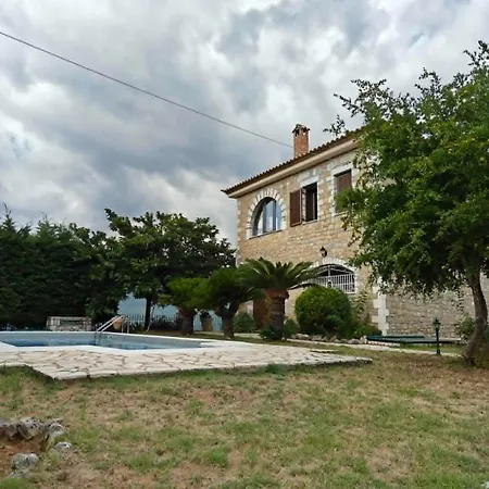 فيلة Anna's House